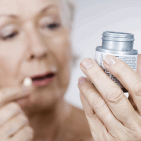Vrouw die etiket van supplement leest