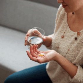 Vrouw die vitamines neemt