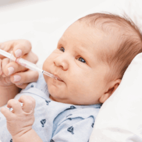 Baby die vitamine K krijgt